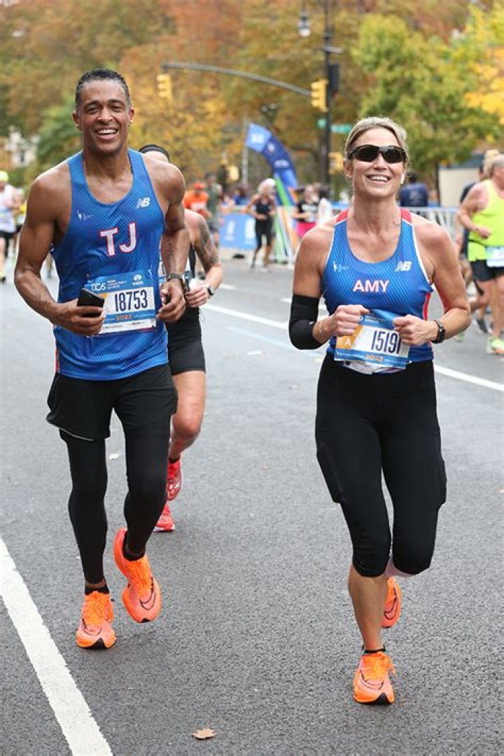 Amy Robach in Running Gear Trains With TJ Holmes for Marathon