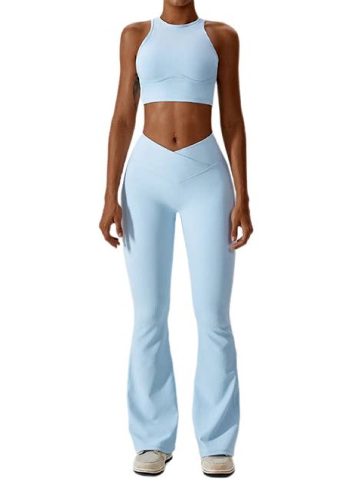 Erika Fernandez in Two-Piece Workout Gear Says "I'm Back"