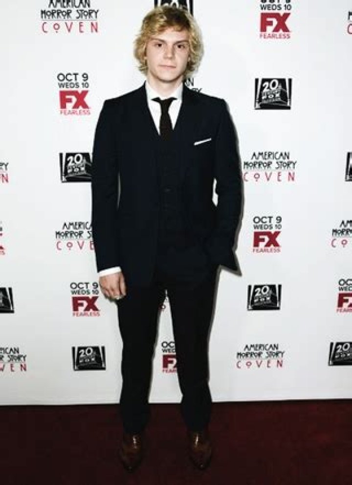 Evan Peters Body Measurements Weight Height Shoe Size Age Vital Stats