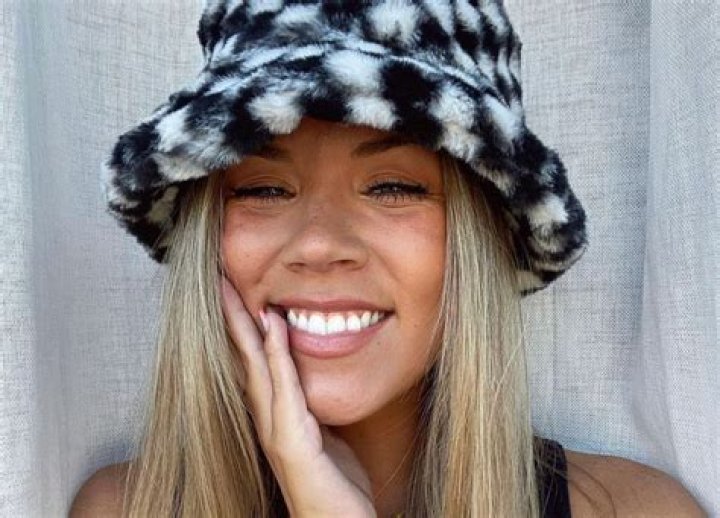 Hollie Shearer in Bathing Suit Has "Happy Days" — Celebwell