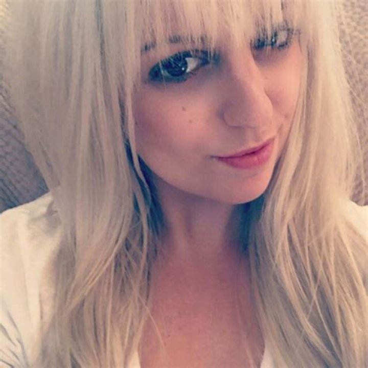 
How Much Money Does Anna Kournikova Make? Latest Income Salary
