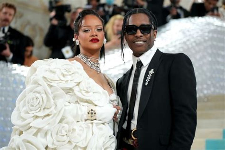 
How Much Money Does Rihanna Make? Latest Income Salary
