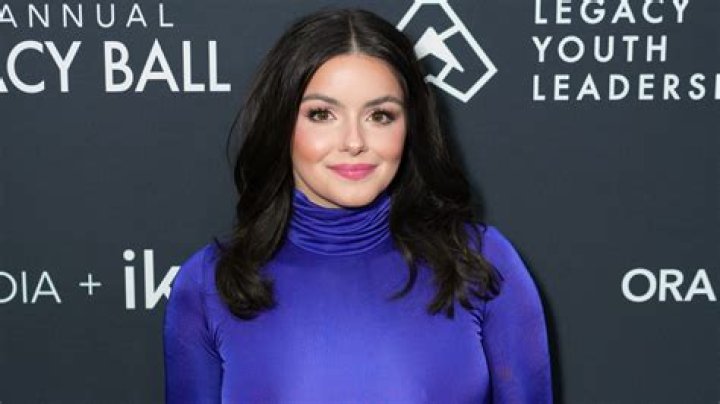 Is Alex Dunphy straight? – Celebrity