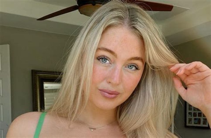 Iskra Lawrence in Bathing Suit Touts "Size Inclusivity" — Celebwell