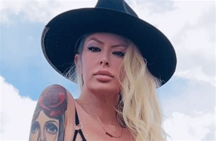 Jenna Jameson in Two-Piece Workout Gear is "Getting Strong"