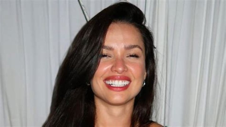 Juliette Shares Swimsuit Photo Looking "Magnífica"