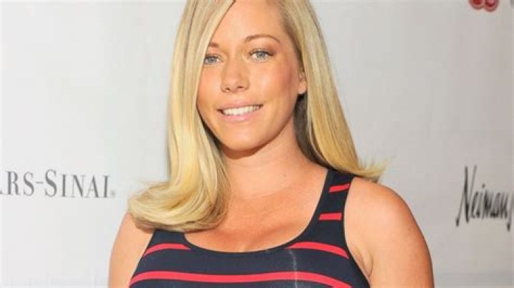 Kendra Wilkinson Bra Size, Age, Weight, Height, Measurements