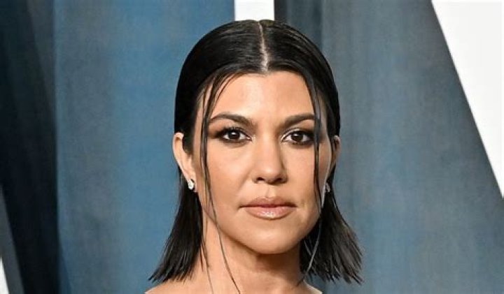 Kourtney Kardashian in Bathing Suit Says “How to Burn Fat” — Celebwell