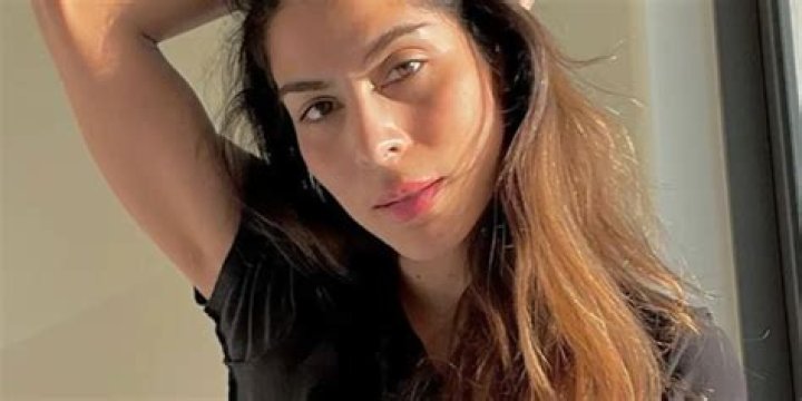 María León in Bathing Suit Puts on Live Performance — Celebwell