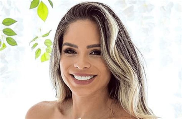 Michelle Lewin in Workout Gear Shows “2014 Vs 2023” Fitness Selfies  