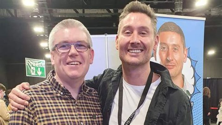 Two Doors Down creator Simon Carlyle Cause of Death, How Did Simon Carlyle Die?