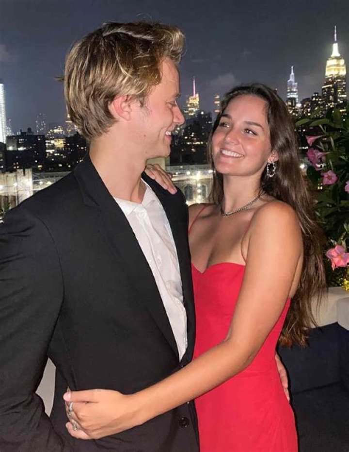 Who Plays Casey’S Girlfriend In Atypical? – Celebrity